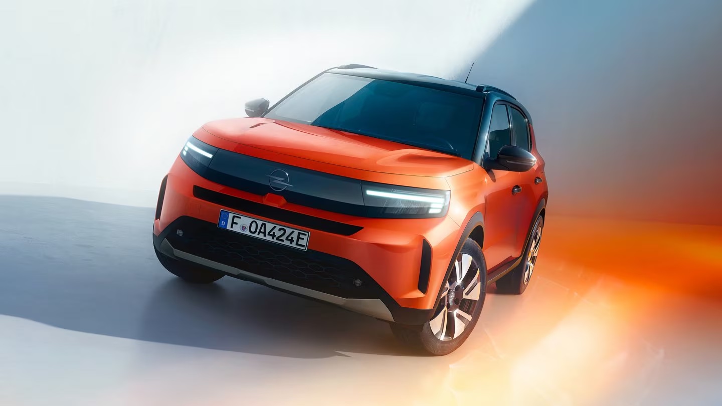 Zu sehen ist ein roter Opel Frontera von vorne. 