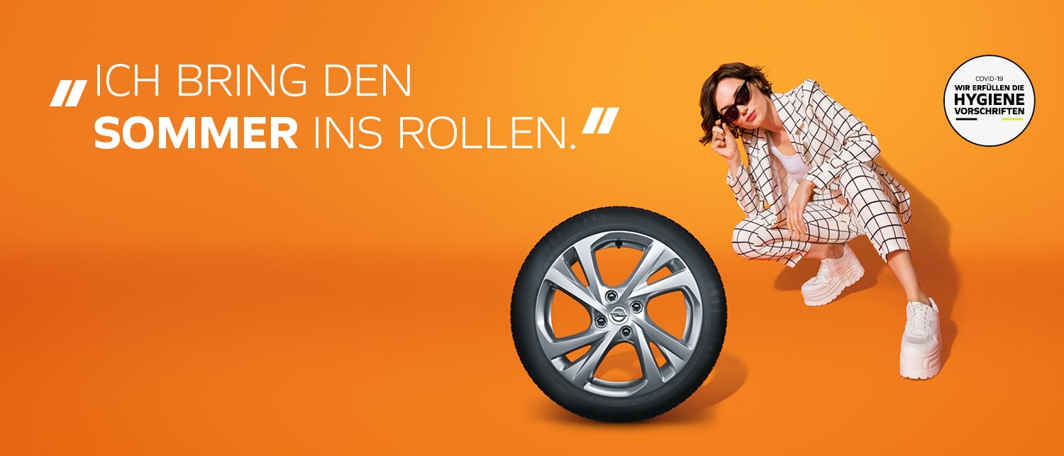 Zu sehen ist eine Frau und ein Reifen auf orangen Hintergrund. Auf dem Bild steht: Ich bring den Sommer ins Rollen. 