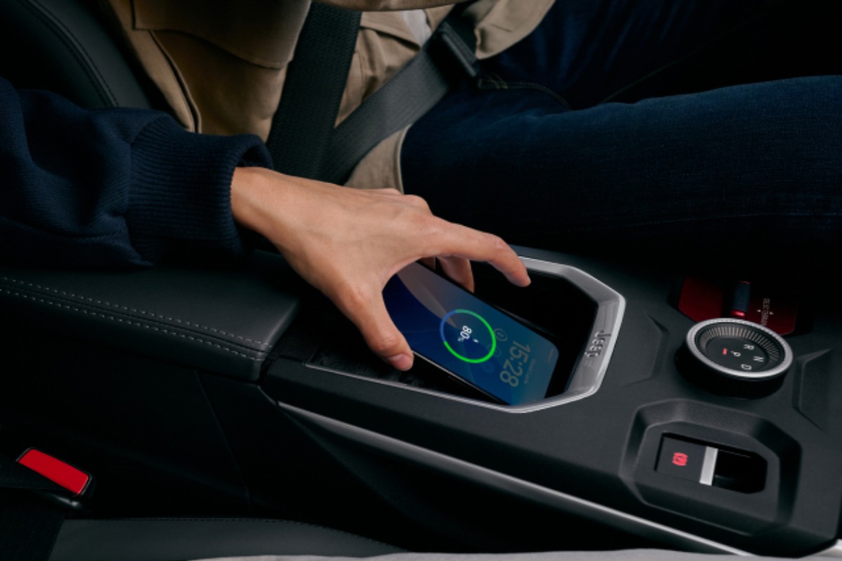 Telefon das im Auto lädt