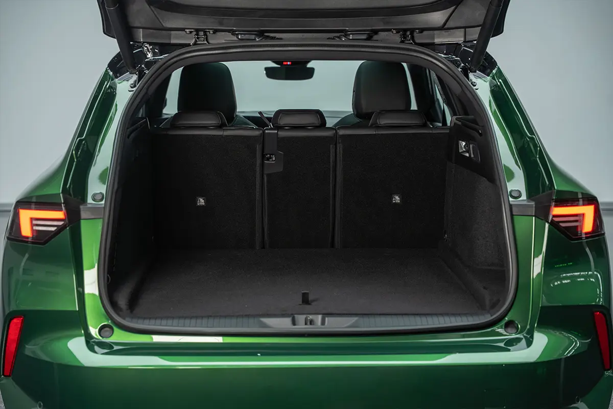 zu sehen: Opel Astra Electric Kofferaum von aussen