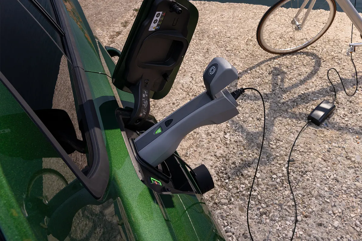 zu sehen: Opel Astra Electric Ladeport